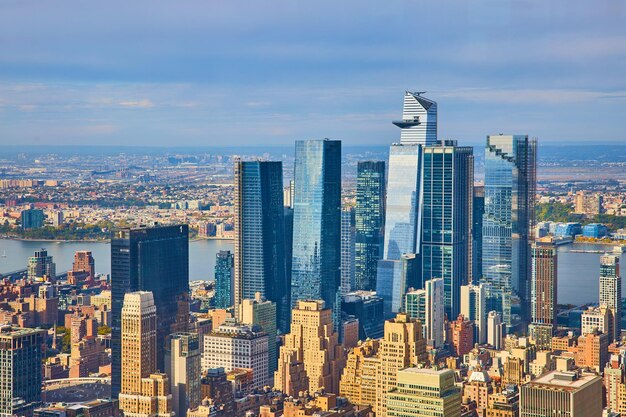 写真 空に照らされた都市の近代的な建物