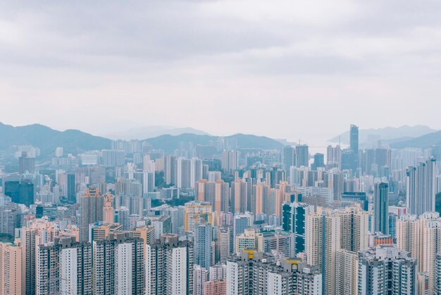 写真 空に照らされた都市の近代的な建物