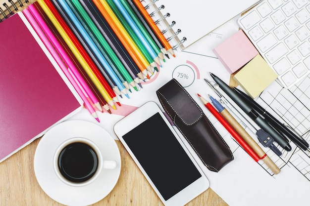 Modern bureau met smartphone en benodigdheden