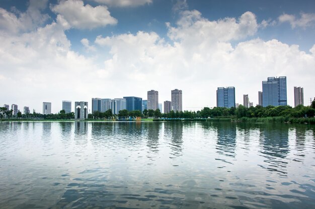 Photo modern business building by the small lake