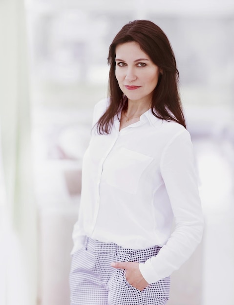 Photo modern business woman on blurred background office