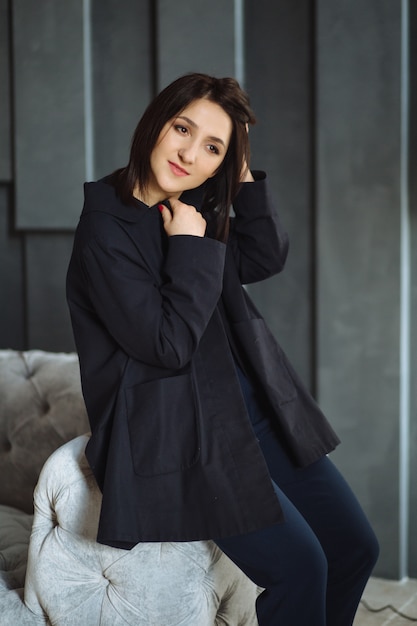 Photo modern business woman in the office sitting on the sofa