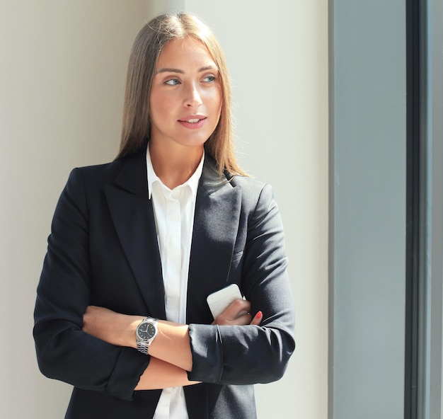 Photo modern business woman in the office with copy space