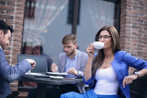 コーヒーテーブルの昼休みに座っている現代のビジネスウーマン