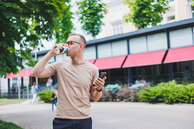 コーヒーショップに座ってモバイルビジネスの人々を使用して現代のビジネスマンとビジネスウーマン