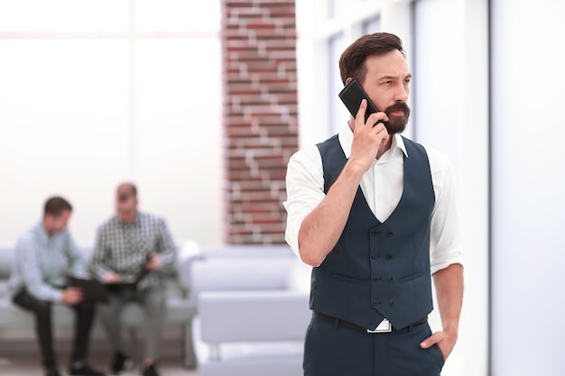 Uomo d'affari moderno che parla su un telefono cellulare