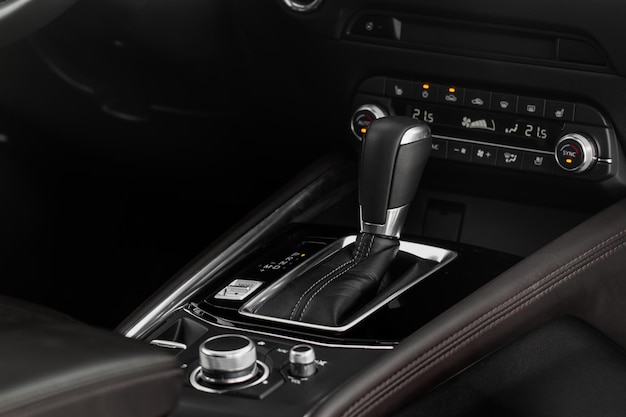 現代の車の自動ギアボックス ギアボックス コントロール ボタン ギア セレクターをクローズ アップ