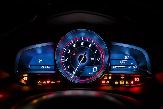 現代の車の計器ダッシュボードパネルまたは速度計と夜間のフルシンボル