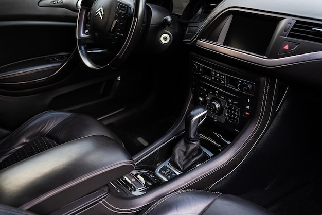 Современный интерьер автомобиля с мультимедийным экраном и множеством кнопок Коробка передач Citroen и рулевое колесо в раме