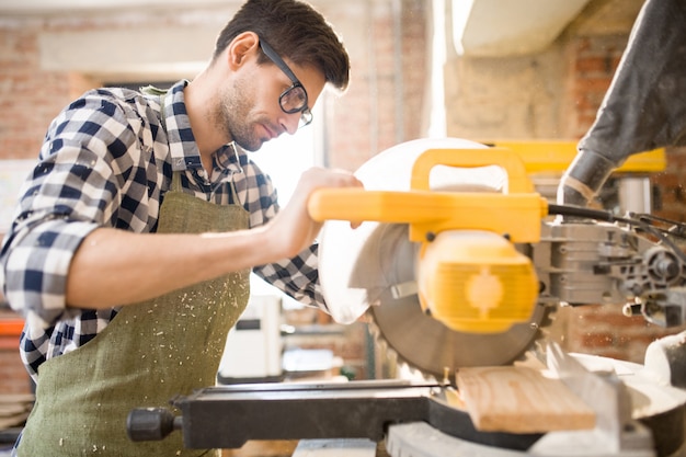 Carpentiere moderno nel negozio di falegnameria