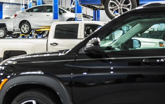 Foto auto moderne all'interno del centro di assistenza automobilistica concessionaria automobilistica che esegue manutenzione e riparazioni industria dei trasporti