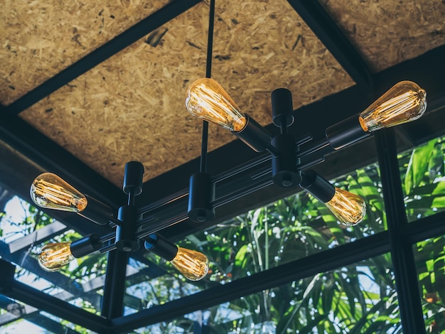 Современные потолочные лампочки в стиле ретро в кафе