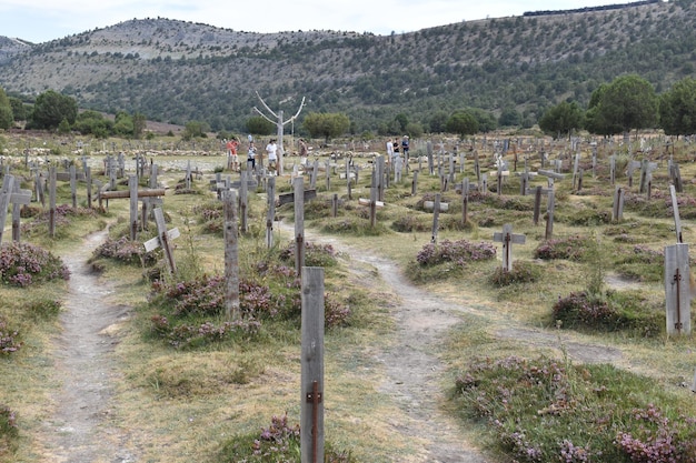 Foto cimitero moderno paesaggio di fondo di montagna