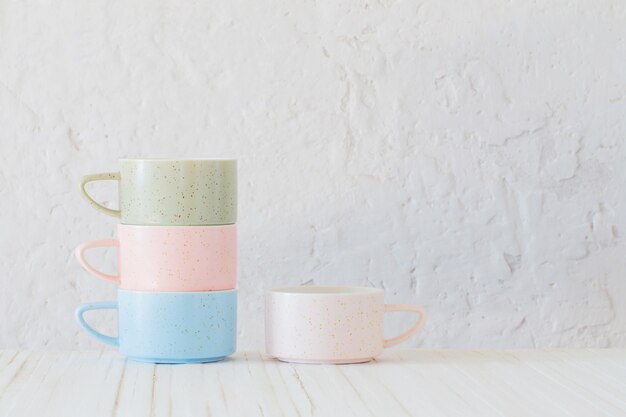 Photo modern ceramic cups on white wall