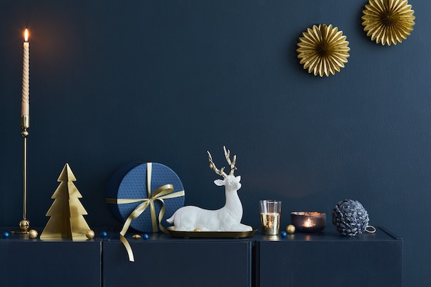 モダンなクリスマスのリビングルームのインテリアデザイン美しい装飾クリスマスツリーギフトボックスキャンドルレイ...