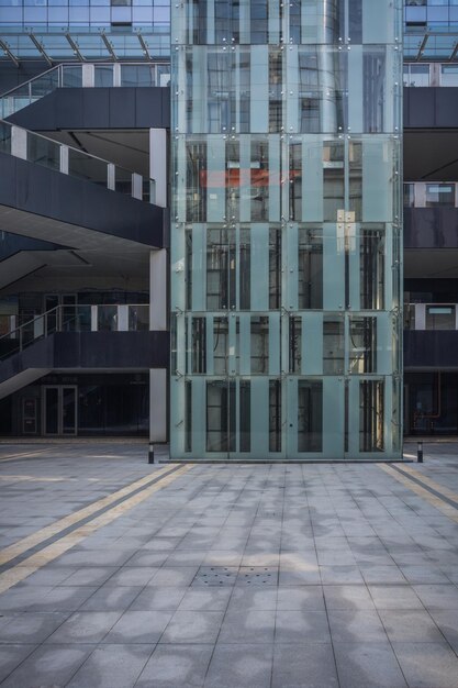 Photo modern city business building and empty ground