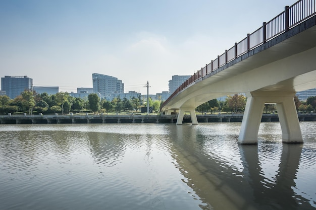 Foto città moderna dal fiume e dal ponte