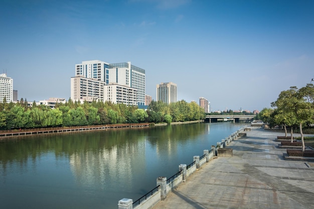 川沿いの近代都市