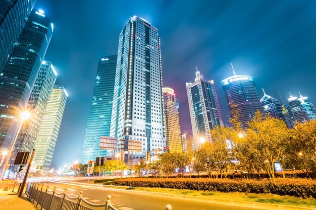 Città moderna alla strada di notte nel centro finanziario di shanghai lujiazui