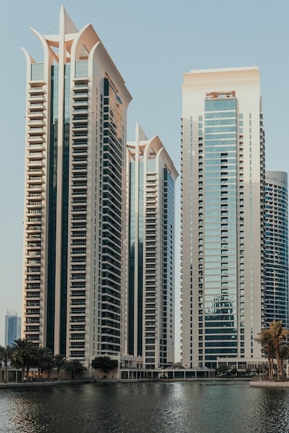 Photo modern city skyscrapers buildings at sunset time with business and residential towers around a lake