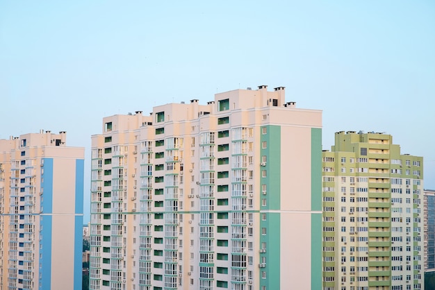 современные городские небоскребы в спальных кварталах Концепция жилого образа жизни