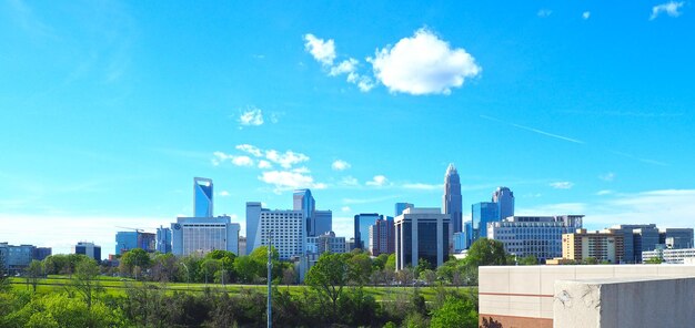 Фото Современный городской пейзаж на фоне голубого неба