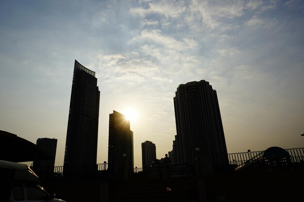 夕暮れの空を背景にした現代の都市風景