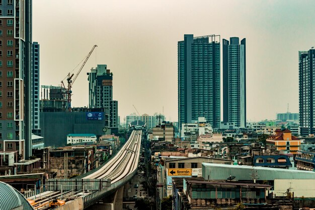 Foto paesaggio urbano moderno contro il cielo