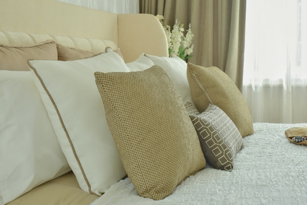 Фото Современное классическое постельное белье с коричневыми, бежевыми и светло-коричневыми подушками