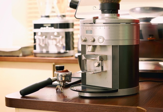 Photo modern coffee mill on wooden table