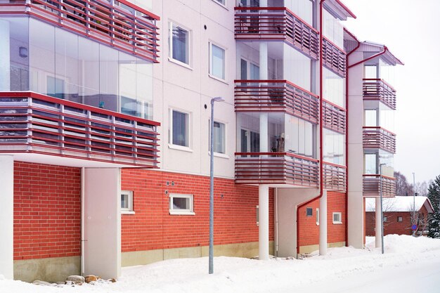 冬のアパート住宅の近代的な複合体。