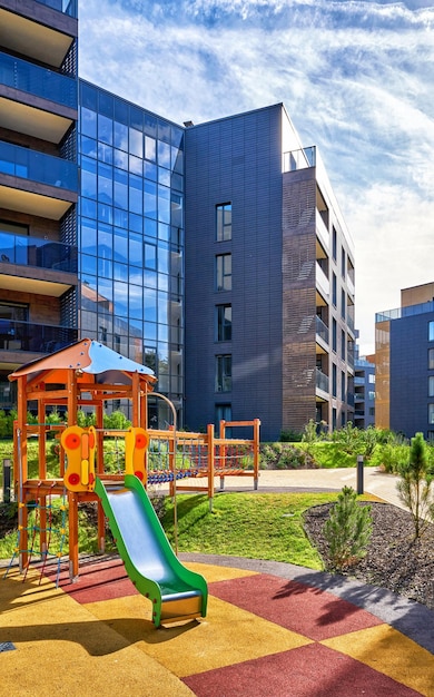 Modern complex van flatgebouwen en kinderspeelplaats. Met buitenfaciliteiten.