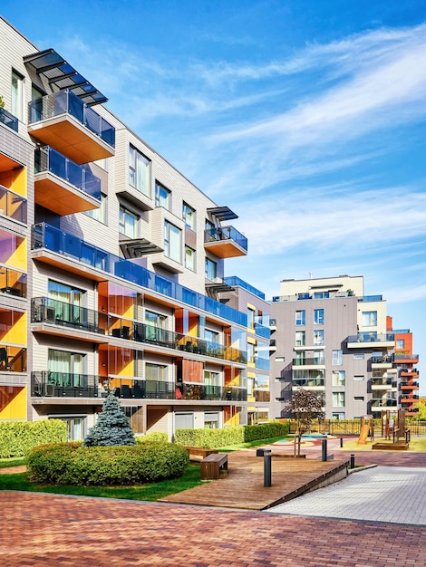 Modern complex van residentiële flatgebouwen. Met buitenfaciliteiten.