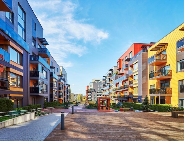 Modern complex van woonappartementen, met banken en buitenfaciliteiten.