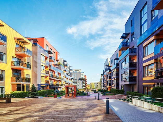 Modern complex van woonappartementen, met banken en buitenfaciliteiten.