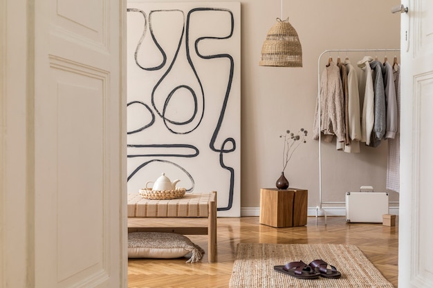 Современная композиция гостиной с дизайнерским шезлонгом и макетами картин в домашнем декоре