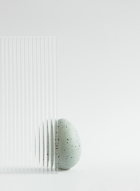 회색 배경에 녹색 부활절 달걀로 만든 현대 구성 양각된 유리 질감 배경