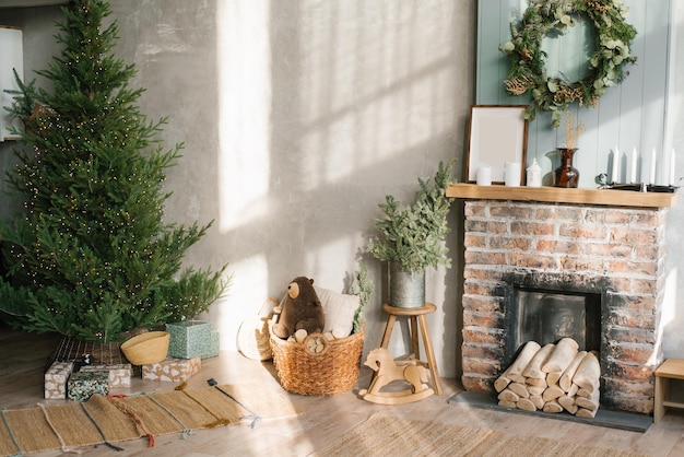 Modern concept van kerst interieur Gezellige woonkamer versierd met een krans een kerstboom een open haard Decoraties voor het vieren van Kerstmis en Nieuwjaar