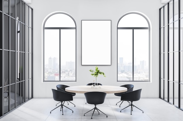 Современный интерьер конференц-зала с пустым белым плакатом на стене, круглым столом и окном с видом на город и дневным светом Макет 3D-рендеринга
