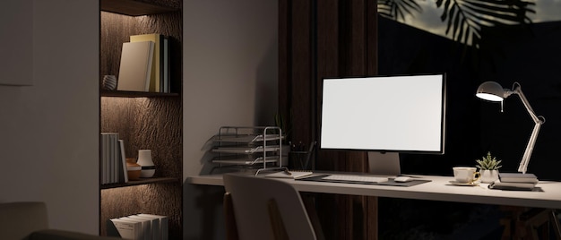 Современная современная домашняя рабочая комната ночью с компьютерным макетом на столе