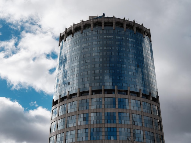 青い雲の空を背景に近代的な企業の建物