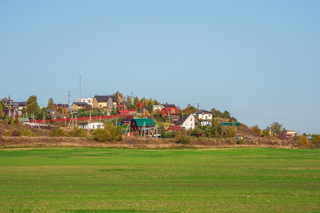 Modern cottage dorp in een groen veld. rusland.