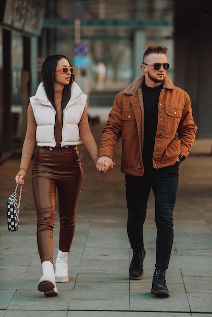 現代的な服装で街を歩くモダンなカップル。セレクティブ フォーカス。高品質の写真
