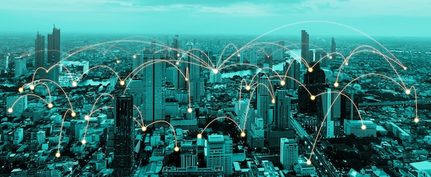 La moderna comunicazione creativa e la rete internet si connettono in una città intelligente