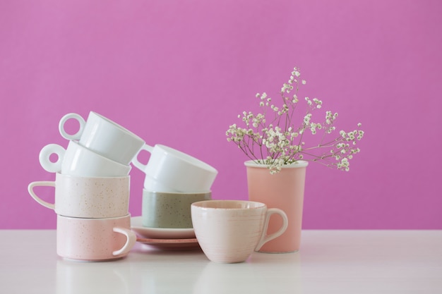 Photo modern cups on white table