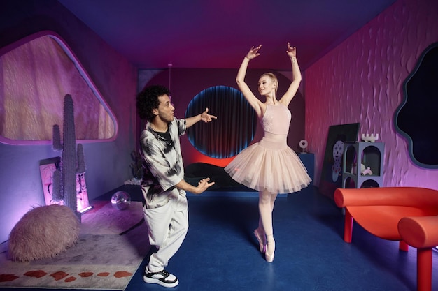 Фото Современный танцор и балерина позируют в противоположных стилях перед камерой