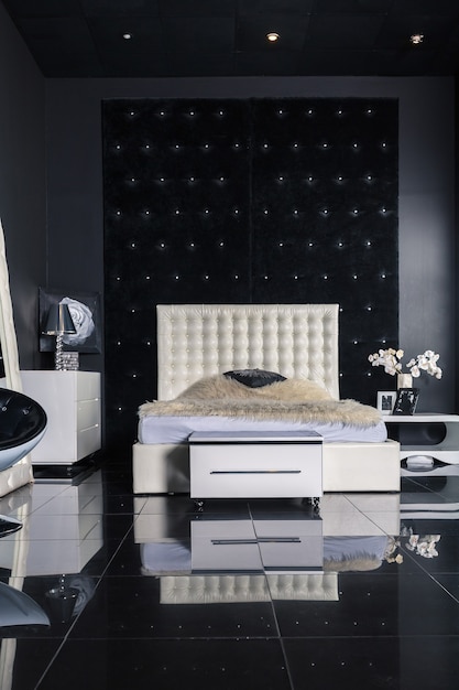 Современный темный роскошный черный интерьер с шикарной белой мебелью