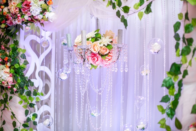 結婚式のためのモダンな装飾が施された結婚式のアーチ。装飾、結婚式。