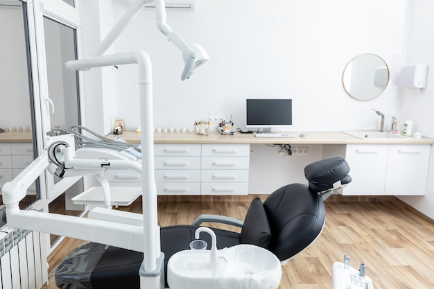 Foto armadio dentale moderno nei colori bianco defferent apparecchiature dentali sedia lampada trapani trapano dentale concetto