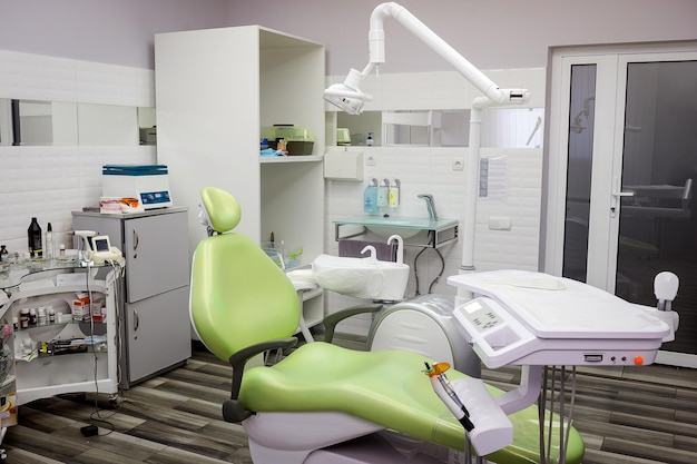의자와 도구 의학 의료 장비 및 구강 개념을 갖춘 현대적인 치과 사무실 인테리어
